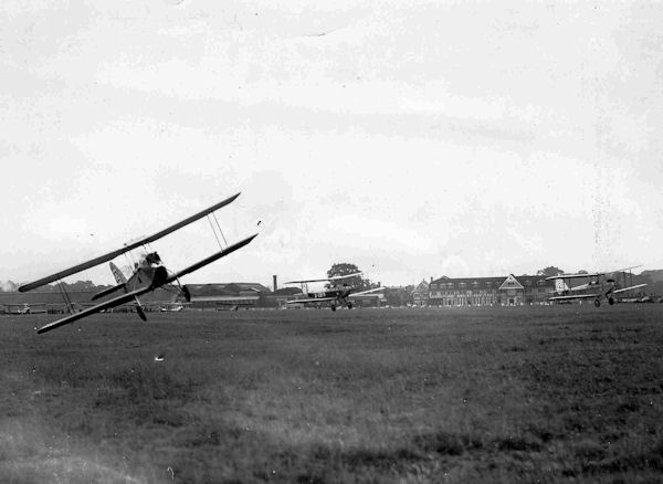 G-EBUX DH Moth Capt de Havilland G-EBYV DH Moth SW Smith G-EBXJ Bernard Martin Kings Cup 1928